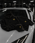 Pack Drop 01 Carspot : hoodie, t-shirt et casquette brodés sur le capot d'une supercar