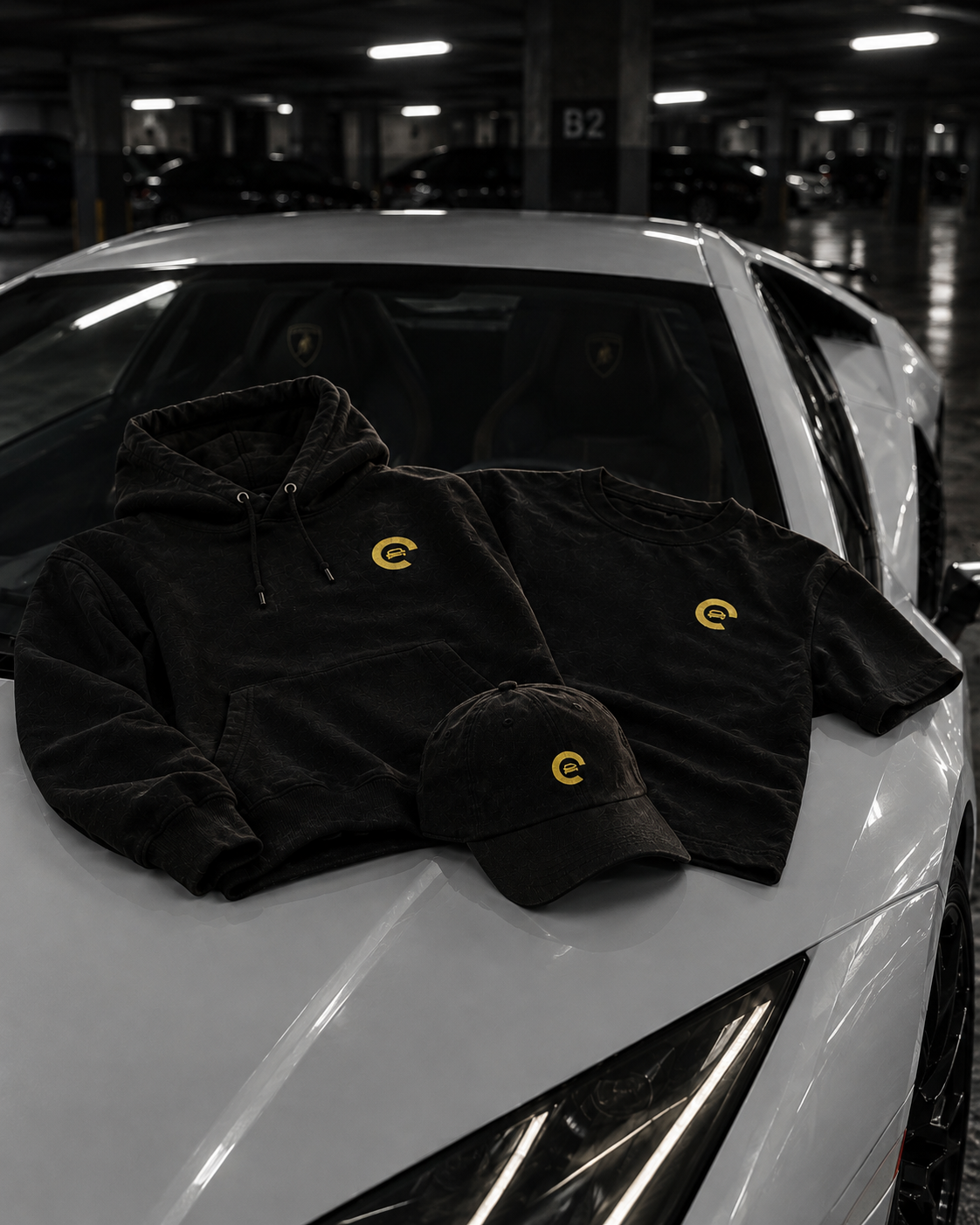 Pack Drop 01 Carspot : hoodie, t-shirt et casquette brodés sur le capot d'une supercar